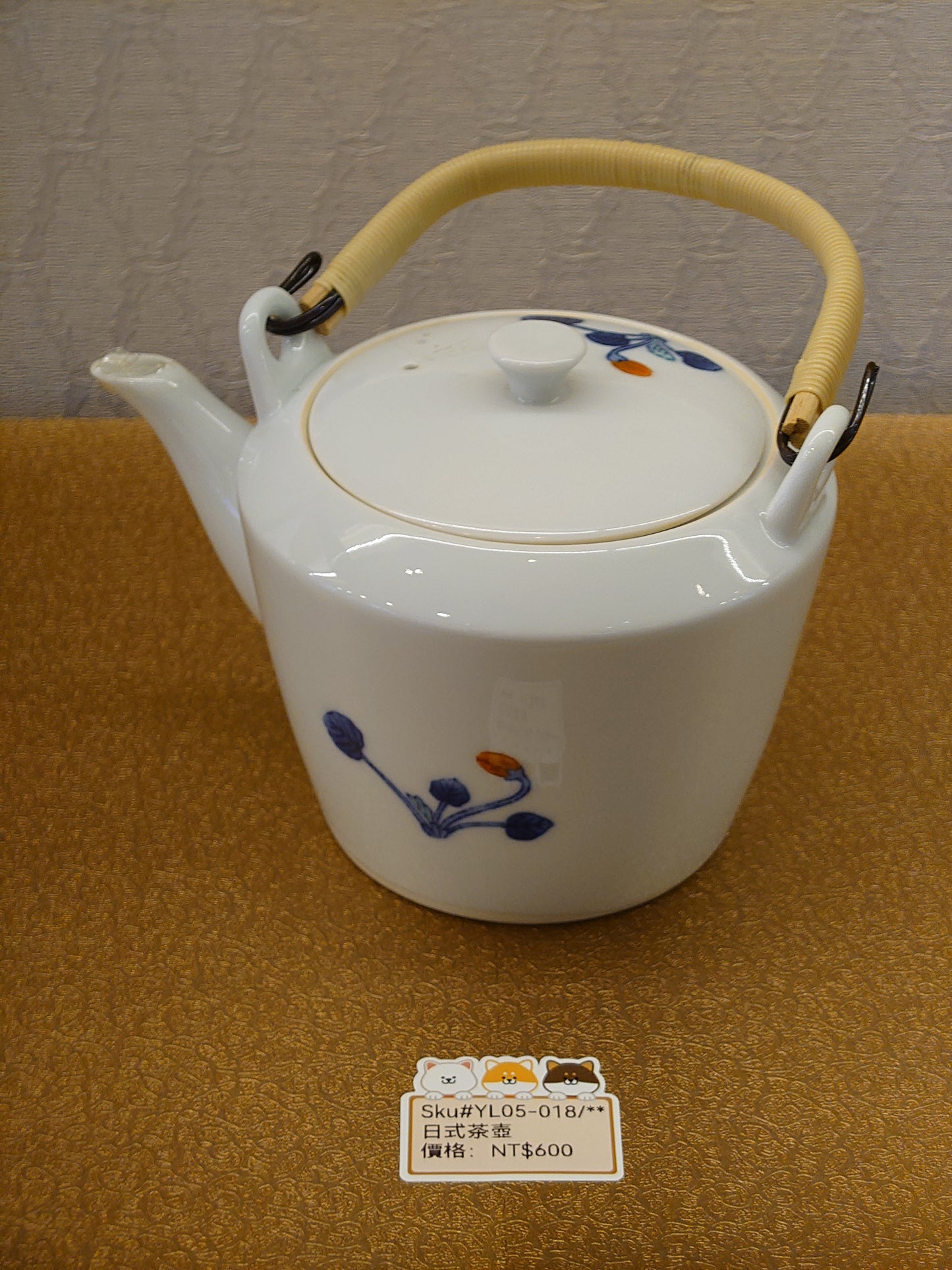 白底青花圖案茶壺(SOLD)