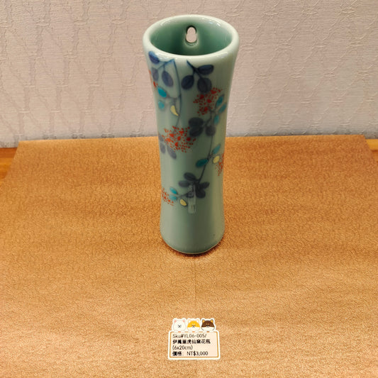 伊萬理虎仙窯綠底葉圖案掛花瓶6x20cm (Sold)