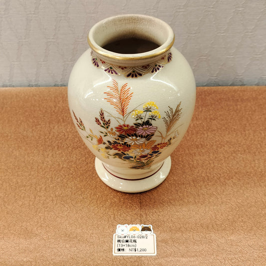 桃伯窯米色花圖案花瓶18cm(SOLD)