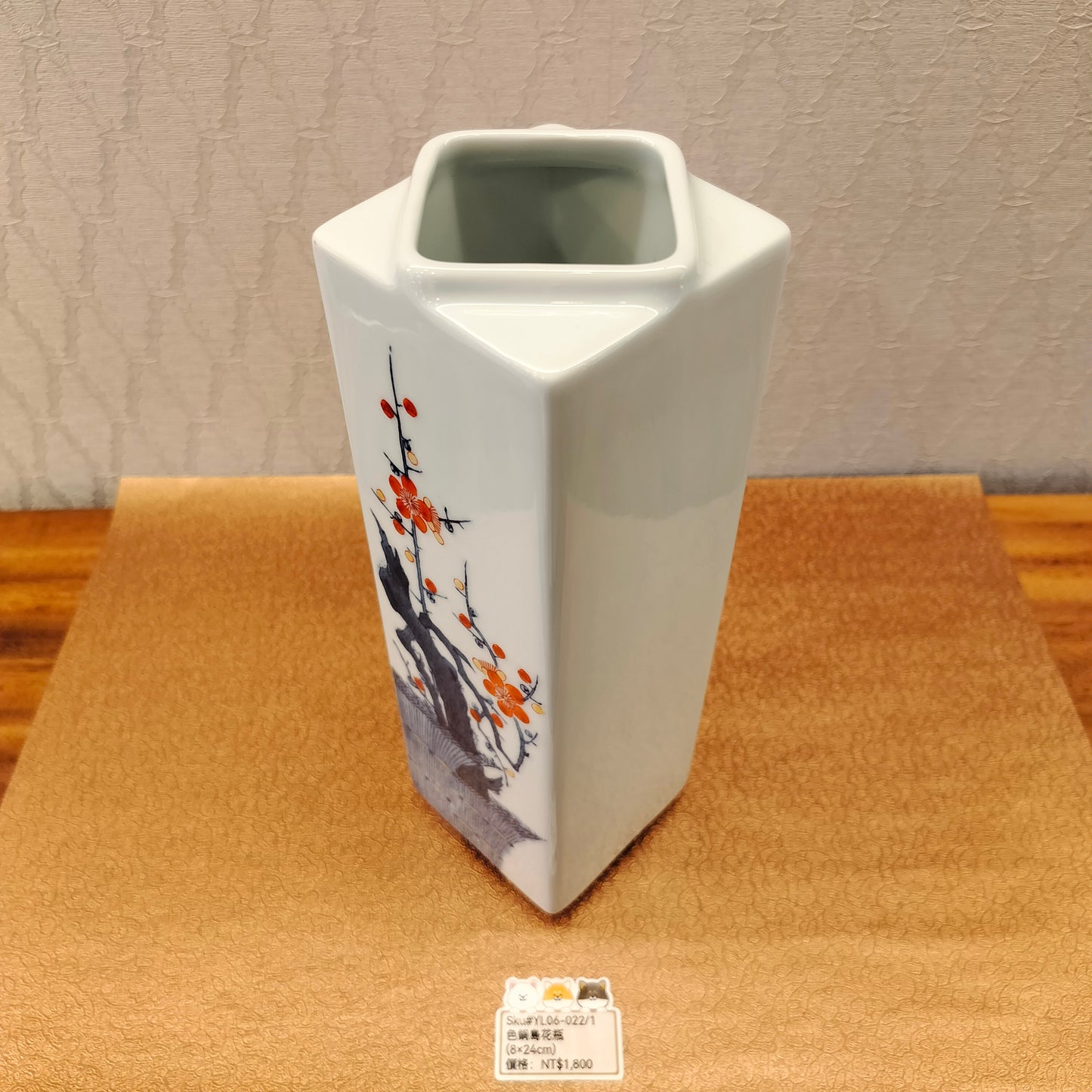 色鍋島白底桃花花瓶8x24cm(SOLD)