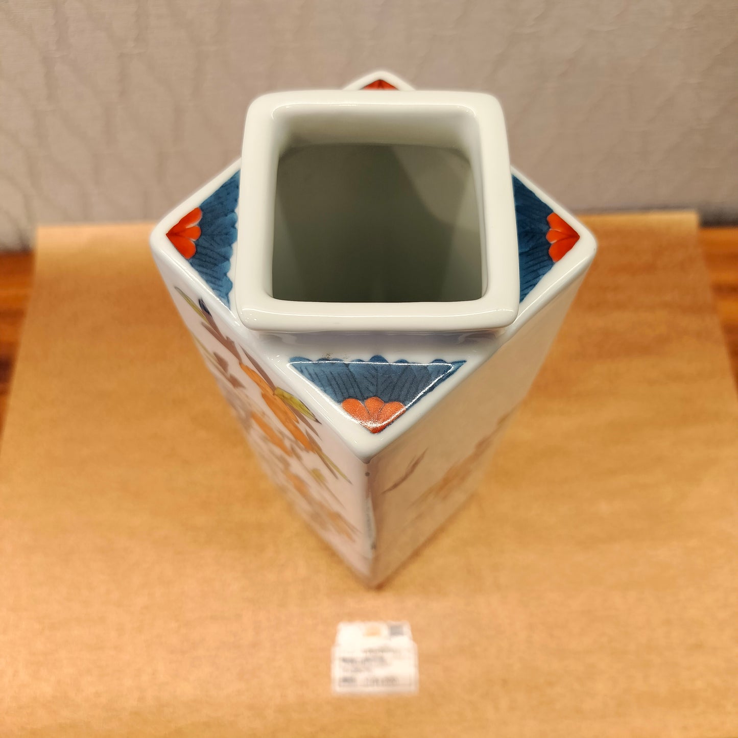 青山鍋島白底花圖案花瓶8x26cm(SOLD)