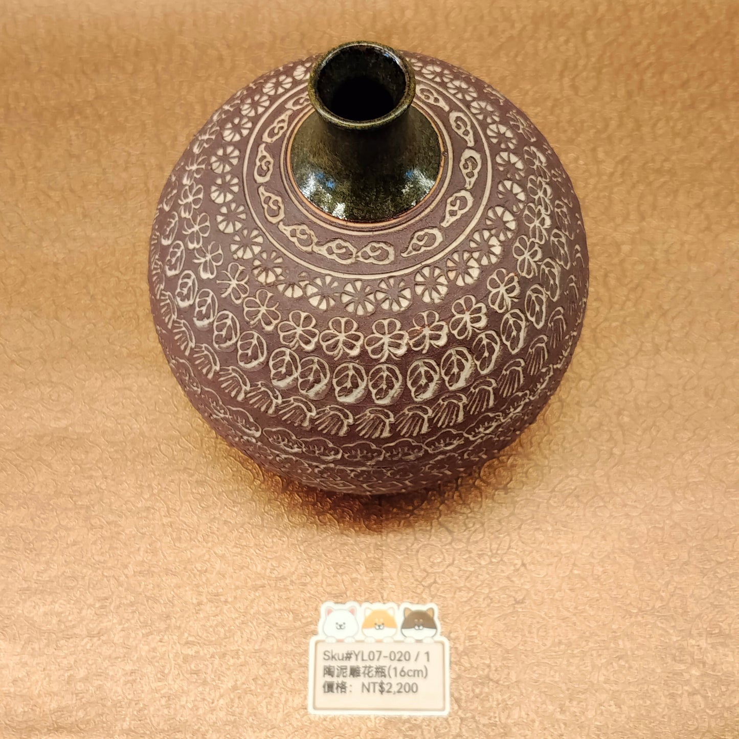 雕花圖案陶小花瓶(SOLD)