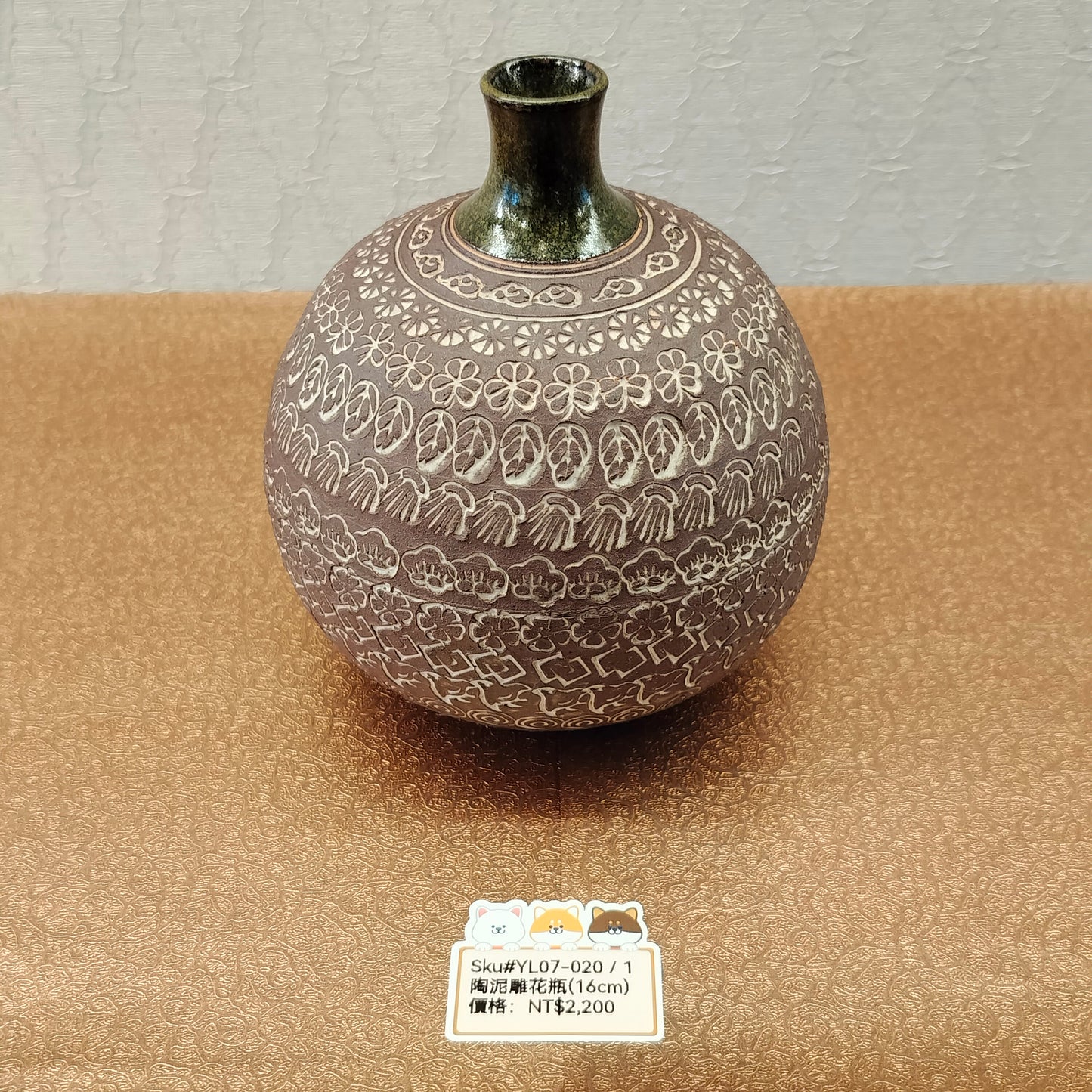 雕花圖案陶小花瓶(SOLD)