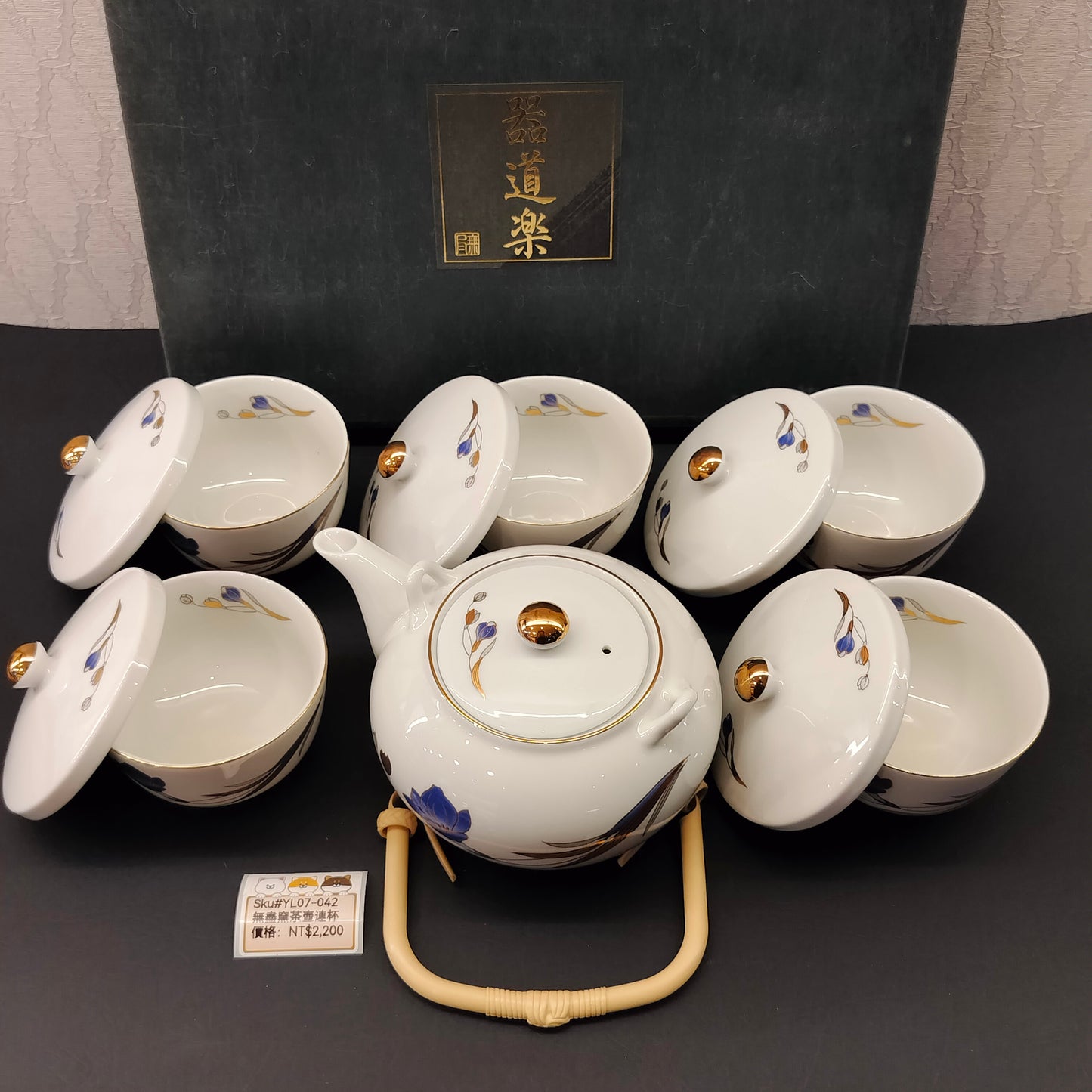 (SOLD)無盡窯白底藍花茶壼+５連蓋茶杯