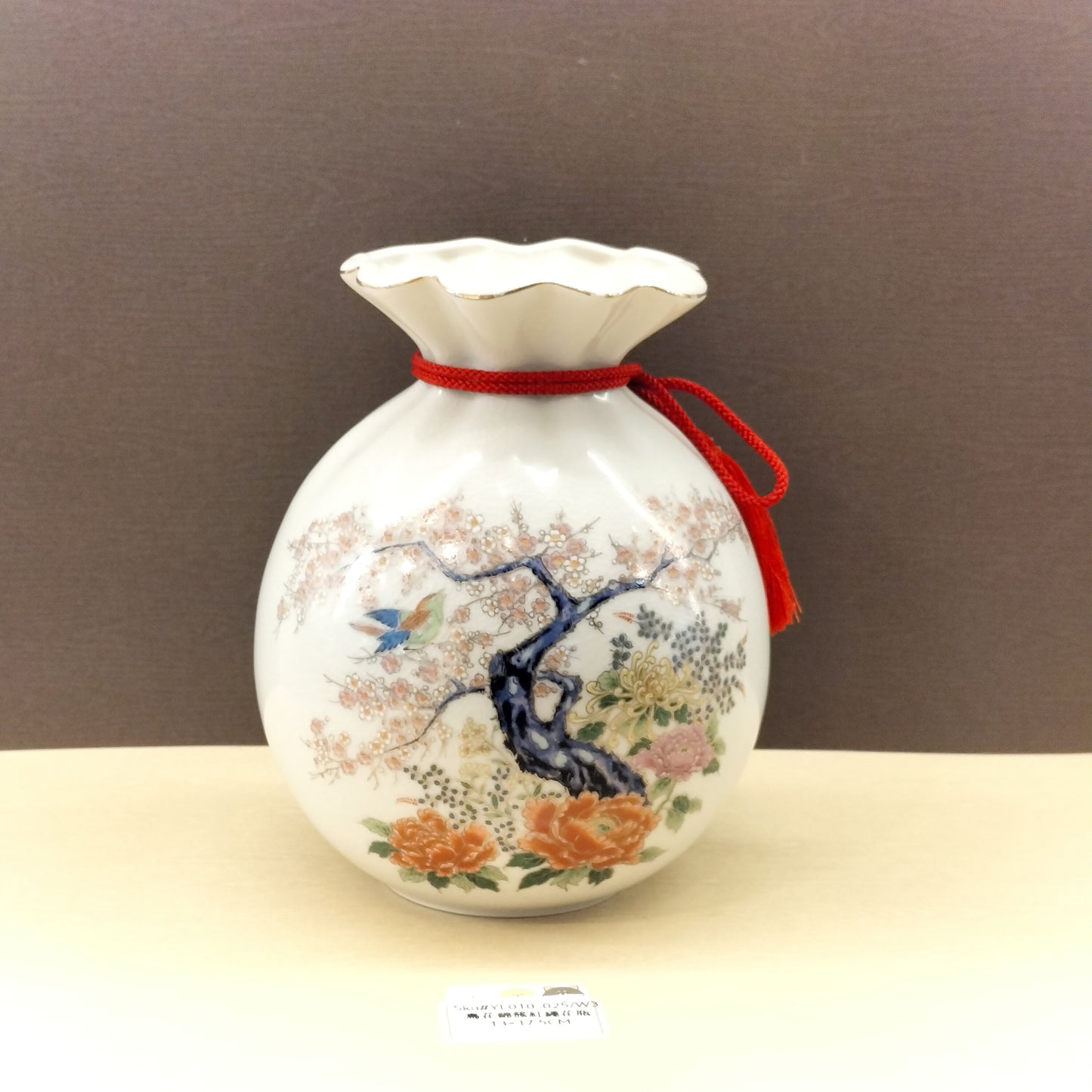 鳥花白底錦簇紅繩花瓶(SOLD)