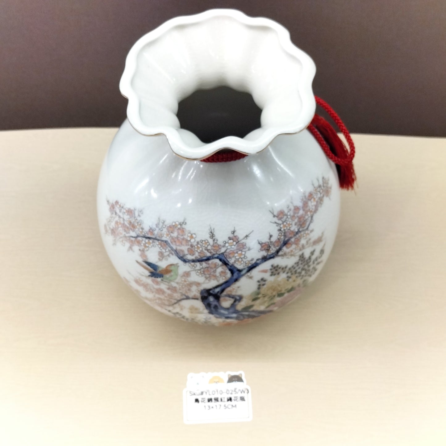 鳥花白底錦簇紅繩花瓶(SOLD)