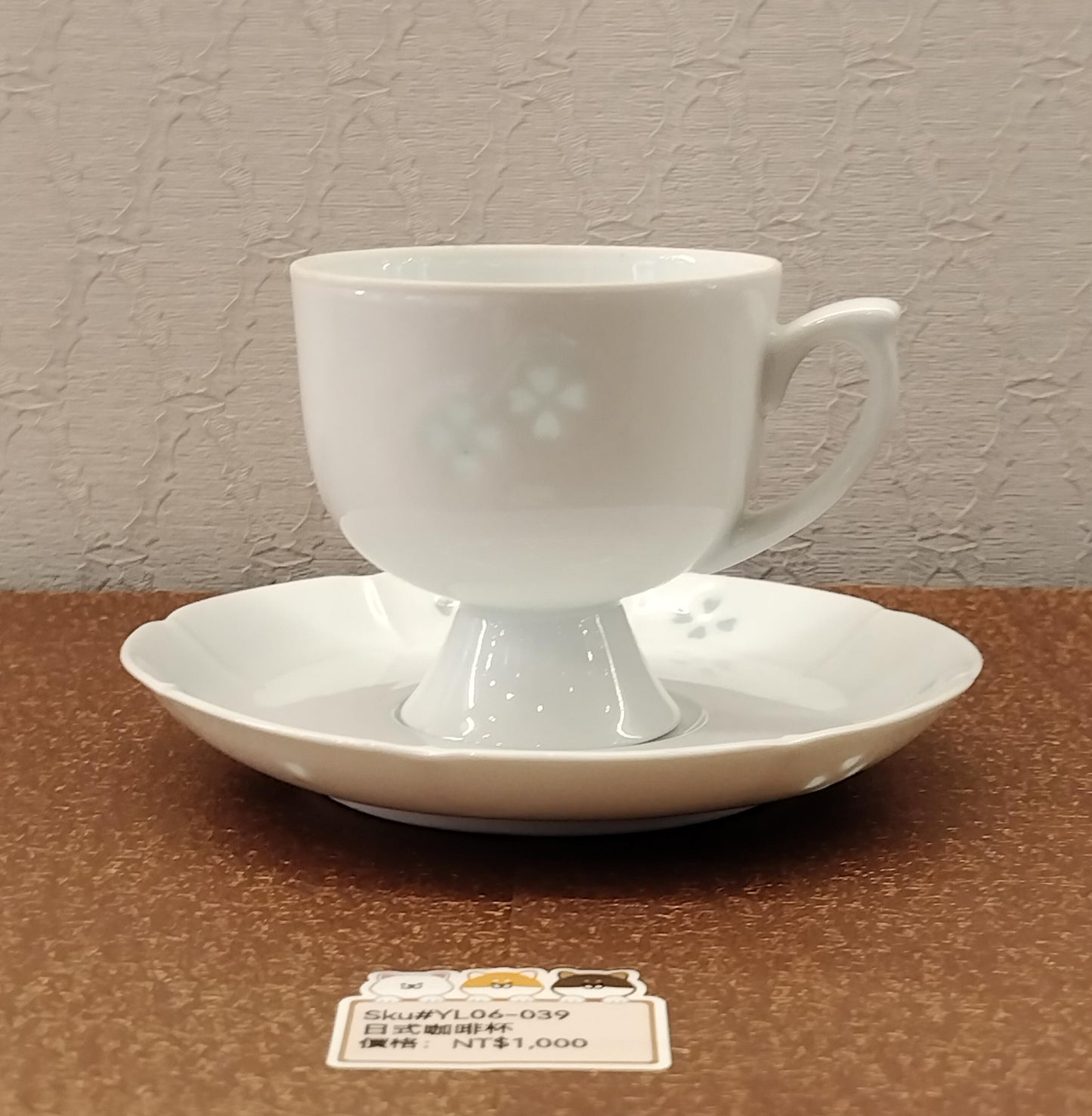 白色暗花茶杯(SOLD)